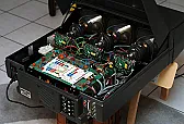 dicker 3-Roehren-Beamer: Fehler-Orakel gesucht  |  Uff. Was sind das denn für Projektionsröhren? 35 kVoder gar 50 kV? Ist Blei um...