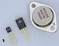 NPN -- PNP Transistor  Basiswissen  |  Das ist doch überhaupt nicht zielführend und bringt einem höchstens den Ruf...