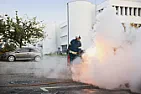 Vand og elektronik!  |  Ikke alle faktisk. Olien jeg lige tænker på er faktisk ret ikke-ledende...